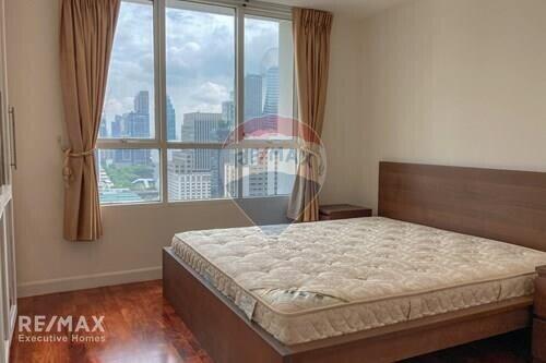 Spacious 3 Bed Condo for Rent near BTS Chit Lom (9 Mins Walk)