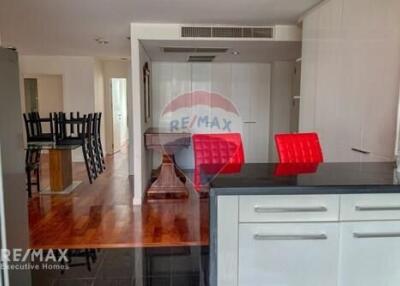 Spacious 3 Bed Condo for Rent near BTS Chit Lom (9 Mins Walk)