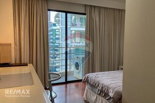 Modern 2 Bed Condo for Rent on Ratchadamri BTS Road