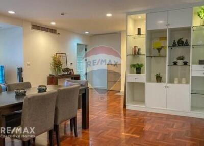 Modern 2 Bed Condo for Rent on Ratchadamri BTS Road