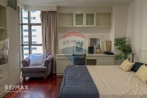 Modern 2 Bed Condo for Rent on Ratchadamri BTS Road