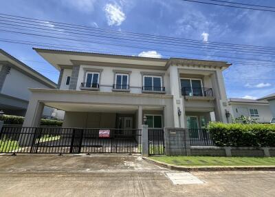 Two-story detached house with a garage and garden