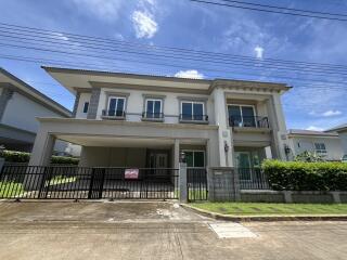 Two-story detached house with a garage and garden