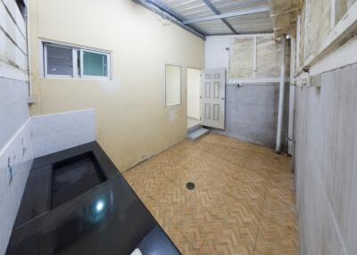 Basic kitchen with tiled flooring and neutral colors