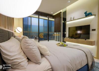 คอนโดนี้มี 1 ห้องนอน  อยู่ในโครงการ คอนโดมิเนียมชื่อ Skypark Lucean Jomtien Pattaya 