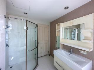 2-bedroom spacious condo for sale in Phromphong area