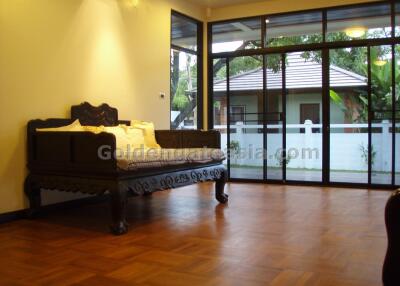 3 Bedrooms House with Study and large Garden - Soonvijai, Petchaburi Road