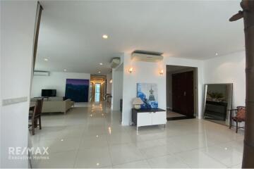 Spacious 4 Bedroom Condo near BTS Asoke with Modern Amenities