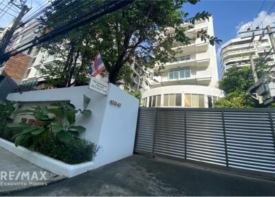 Spacious 4 Bedroom Condo near BTS Asoke with Modern Amenities