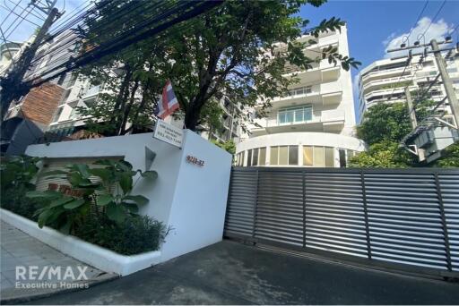 Spacious 4 Bedroom Condo near BTS Asoke with Modern Amenities