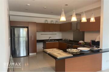 Spacious 4 Bedroom Condo near BTS Asoke with Modern Amenities