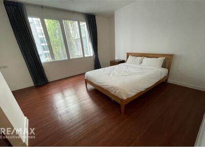 Spacious 4 Bedroom Condo near BTS Asoke with Modern Amenities