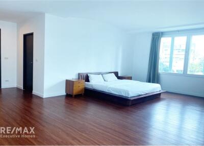 Spacious 4 Bedroom Condo near BTS Asoke with Modern Amenities