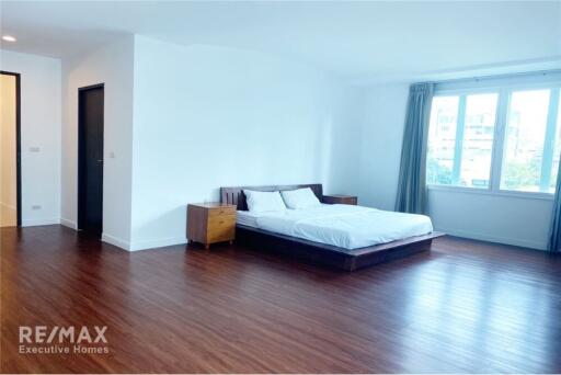 Spacious 4 Bedroom Condo near BTS Asoke with Modern Amenities