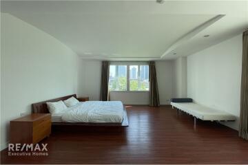 Luxurious Duplex Penthouse with Proximity to BTS Asoke - Ideal Condo for Rent