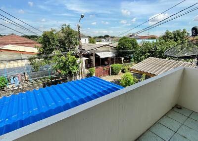 Balcony with a view of the neighborhood