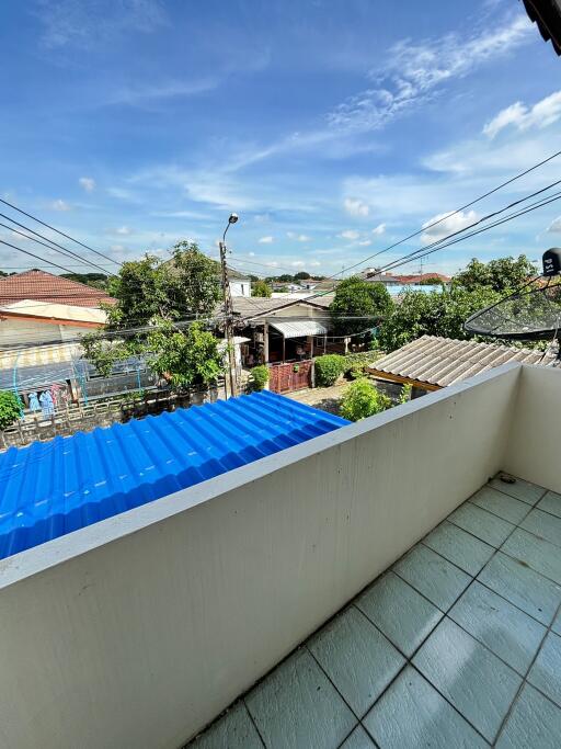 Balcony with a view of the neighborhood