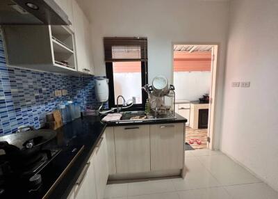 Modern kitchen with backsplash and appliances