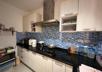 Modern kitchen with mosaic tile backsplash