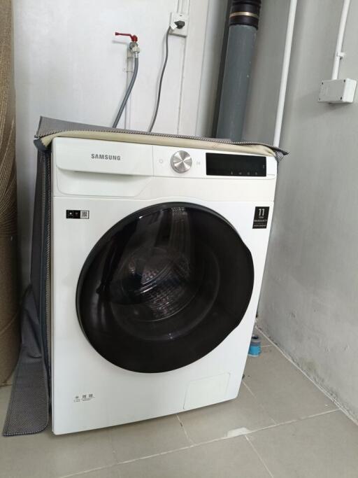 Laundry area with a washing machine