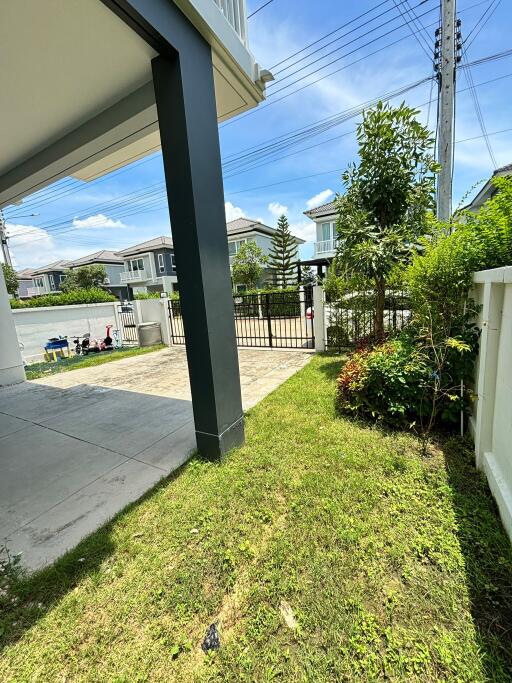 View of the front yard with driveway and gate