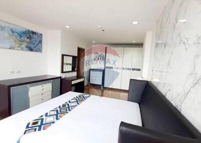 Luxurious 3 Bedroom Condo near Asiatique BTS Taksin - Prime Location!