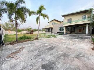 Spacious modern house with large driveway and palm trees