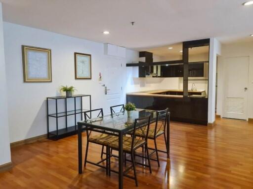 Bright and spacious living area with dining table and open kitchen