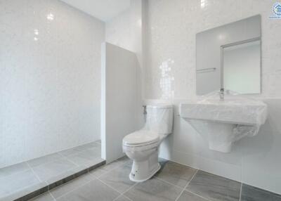 Modern and spacious bathroom with tiled flooring