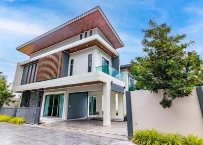 Double-Plot Lakeside Villa in Mabprachan, Thailand