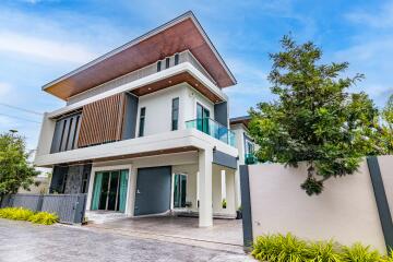 Double-Plot Lakeside Villa in Mabprachan, Thailand