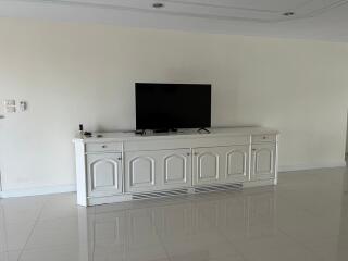 Living room with TV on a white entertainment center