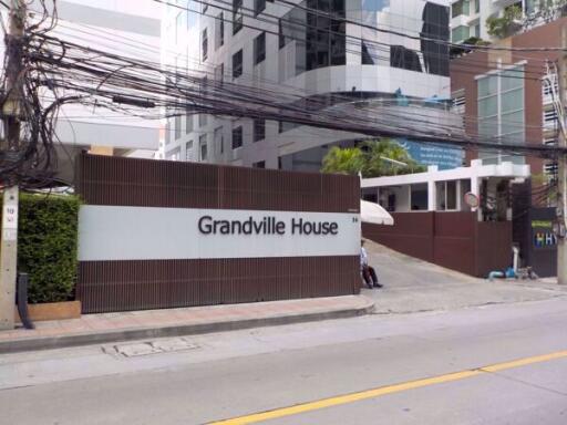 Entrance of Grandville House building