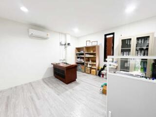 556 ตรม., 9 ห้องน้ำ สำนักงาน ราคา ฿ 9,300,000