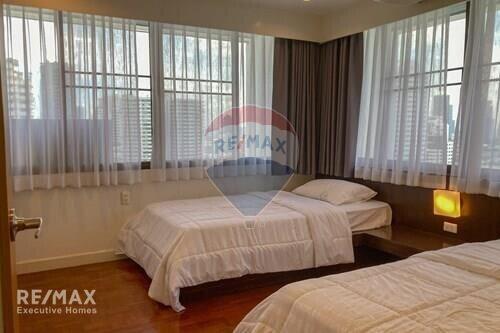 Modern 2 Bed Condo for Rent near BTS Phrom Phong, Sukhumvit - Prime Location!