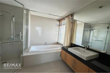 For Sale: Pet-Friendly 3-Bedroom  Maid Condo at Fullerton Sukhumvit near BTS Ekkamai - 7 Mins Walk