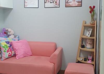 Cozy living room with pink sofa and decor