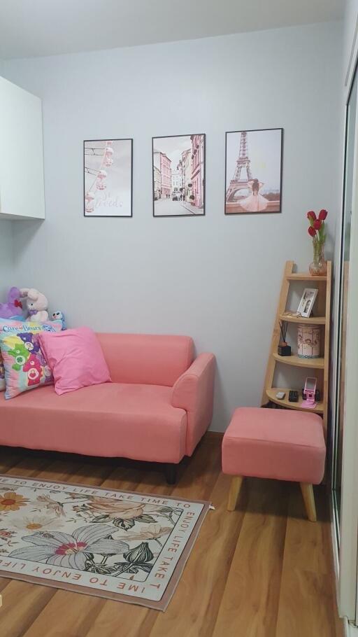 Cozy living room with pink sofa and decor