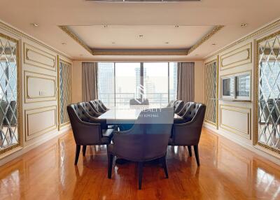 Spacious dining room with large table and ample seating