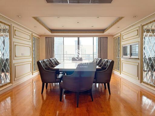 Spacious dining room with large table and ample seating