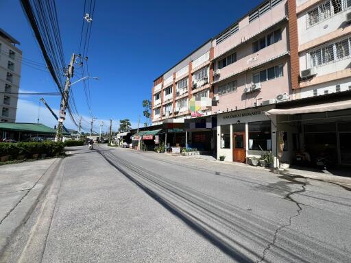 Street view of a commercial building