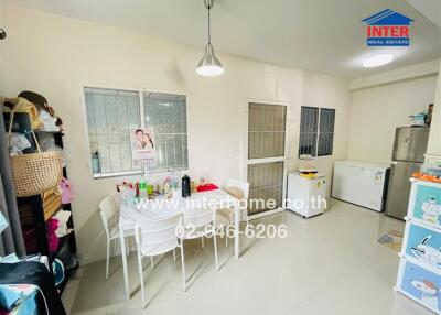 Modern kitchen with dining area