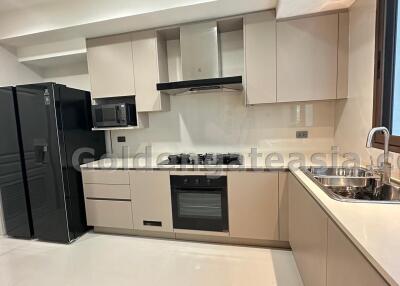 3 Bedrooms Modern Furnished Apartment Sukhumvit 63, Ekkamai