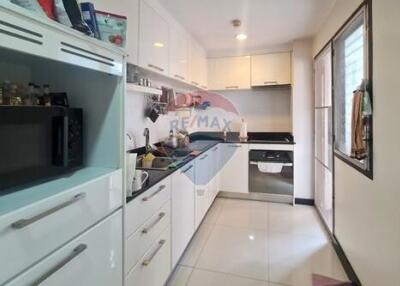 Spacious 3-Bedroom Condo Just 5 Minutes from BTS Nana - Prime Location!