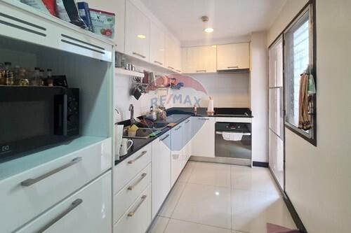 Spacious 3-Bedroom Condo Just 5 Minutes from BTS Nana - Prime Location!