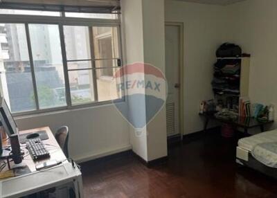 Spacious 3-Bedroom Condo Just 5 Minutes from BTS Nana - Prime Location!