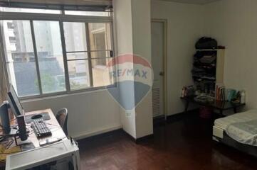 Spacious 3-Bedroom Condo Just 5 Minutes from BTS Nana - Prime Location!