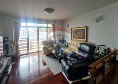 Spacious 3-Bedroom Condo Just 5 Minutes from BTS Nana - Prime Location!