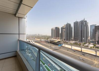 Spacious Luxury Apartment  With Balcony