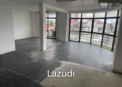 Commercial Building for rent in Onnut